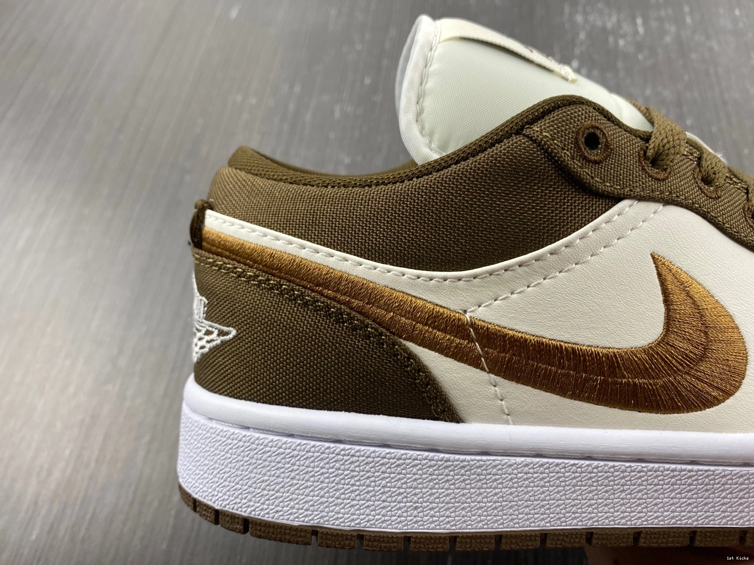 DV0426-301 SE 1 - Light (W) Jordan Olive Low 0328